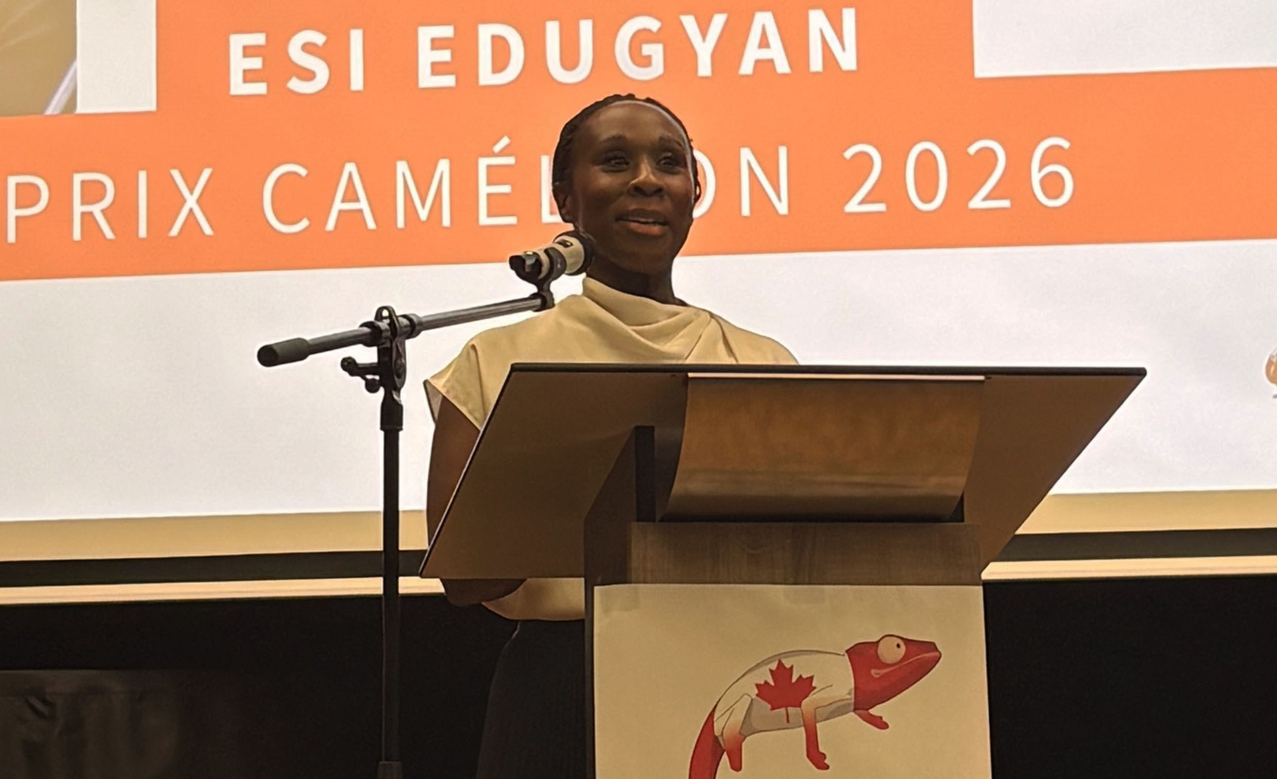 esy edugyan au pupitre